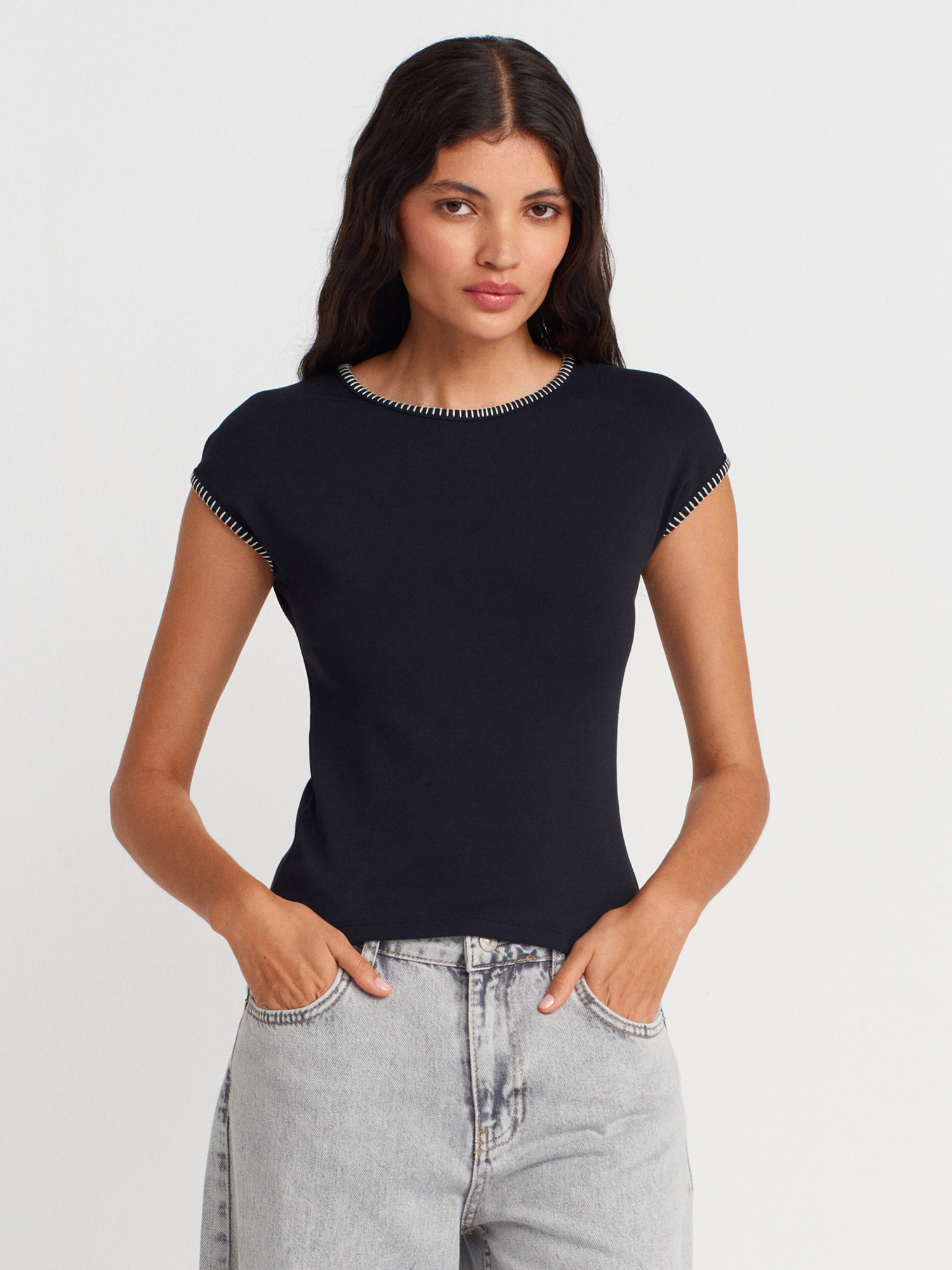 31814 Kontrast Dikiş Detaylı T-Shirt