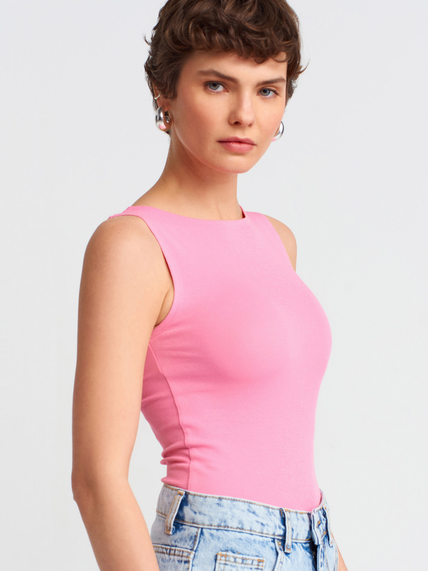 20868 Kayık Yaka Kolsuz Top